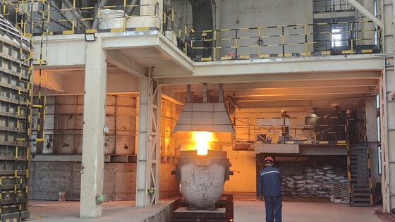 12.5MVA Forno di raffinazione elettrico a ferro manganese a basso tenore di carbonio medio-basso 45 tonnellate Capacità 380V 50Hz Conchiglia in acciaio a 3 fasi